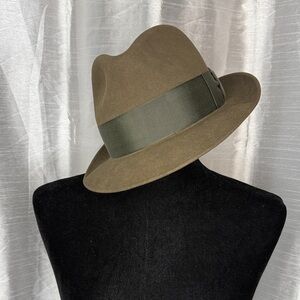 Dobbs Fifth Avenue Jet 707 Willow Brown Felt Fedora Hat 7 1/8 Green Ribbon Oval
